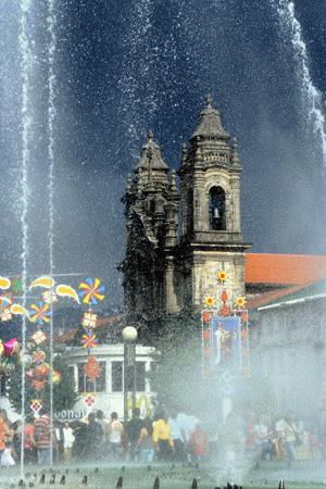RTW0187  Fountain and church in Braga